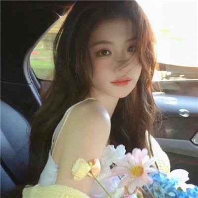 情薄似流云，红颜洽春风